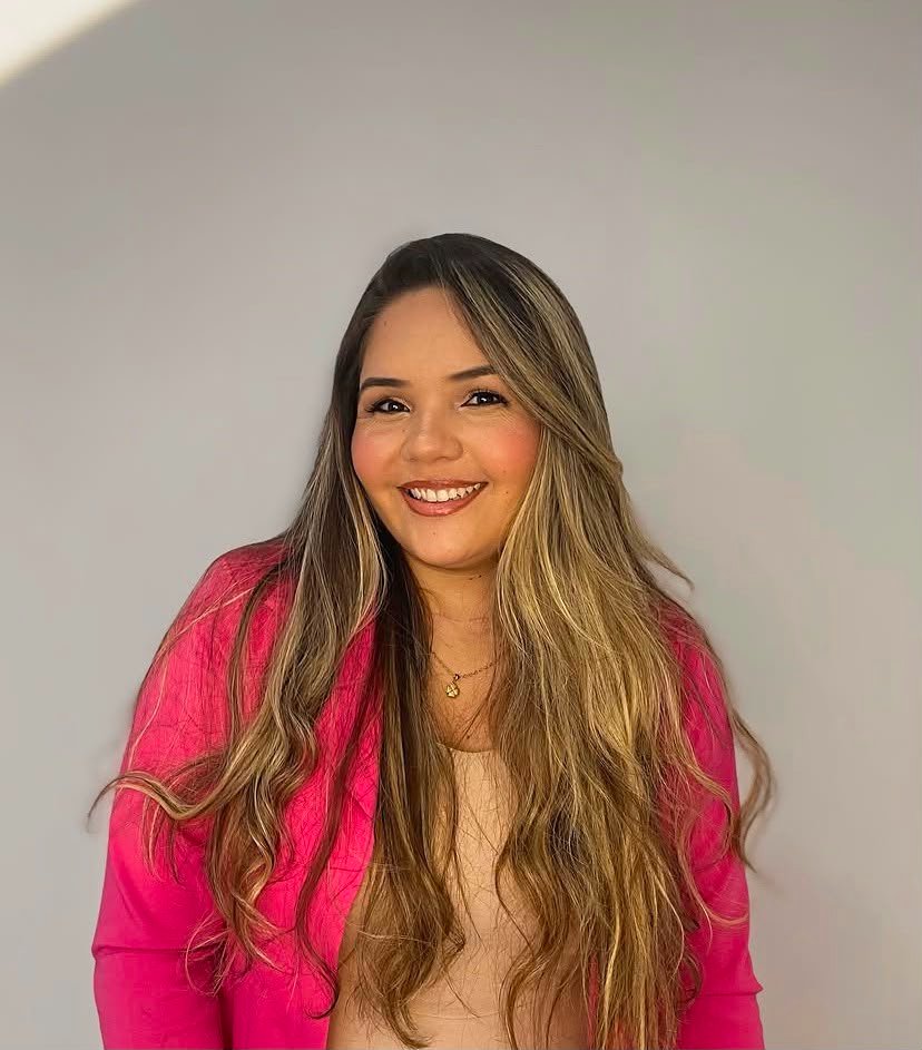 Cliente do salão com penteado e maquiagem feitos por Jéssica Luana