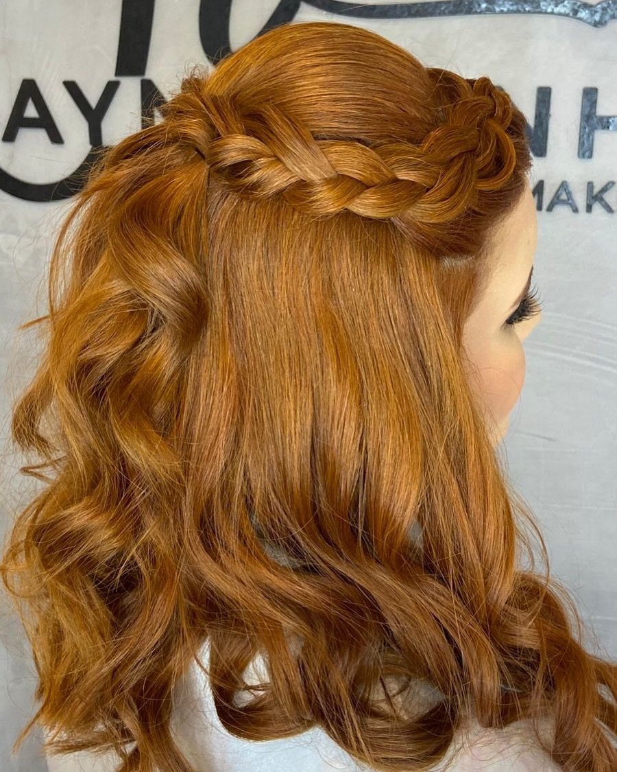 Penteado semipreso com trança embutida e cachos em cabelo ruivo