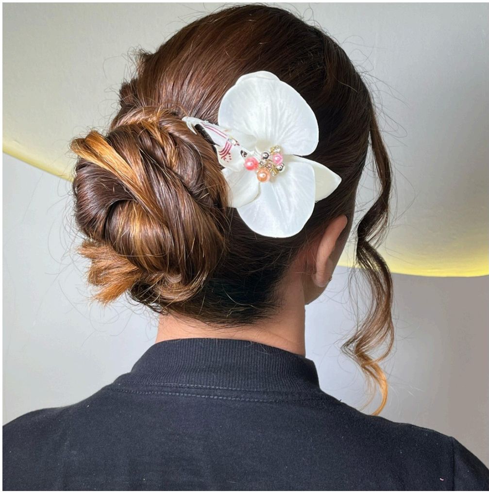 Cliente com penteado e maquiagem completos feitos por Jéssica Luana