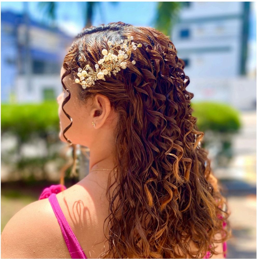 Penteado preso em cabelo cacheado with acessório de pérolas