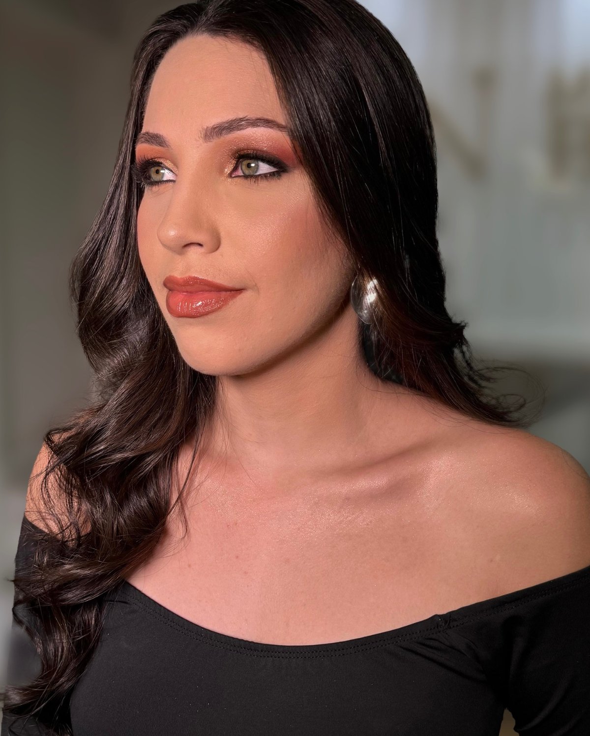 Ondas laterais com maquiagem glow e batom acobreado