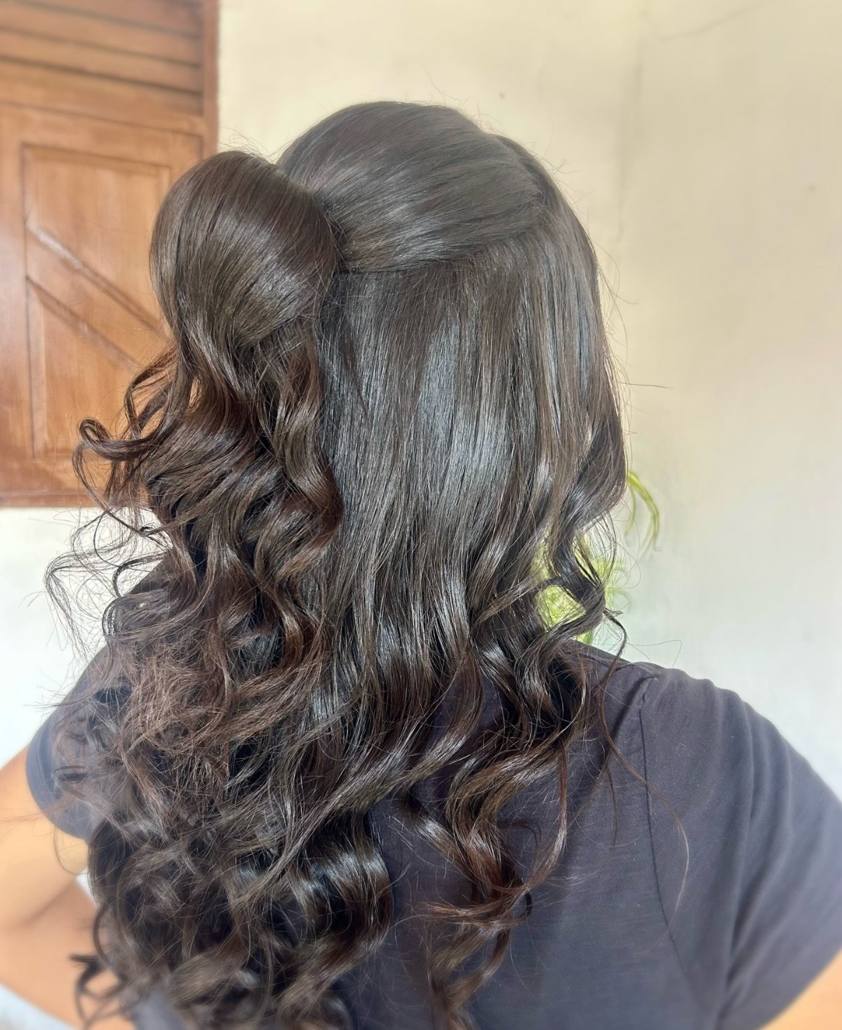 Semipreso com cachos volumosos em cabelo castanho escuro