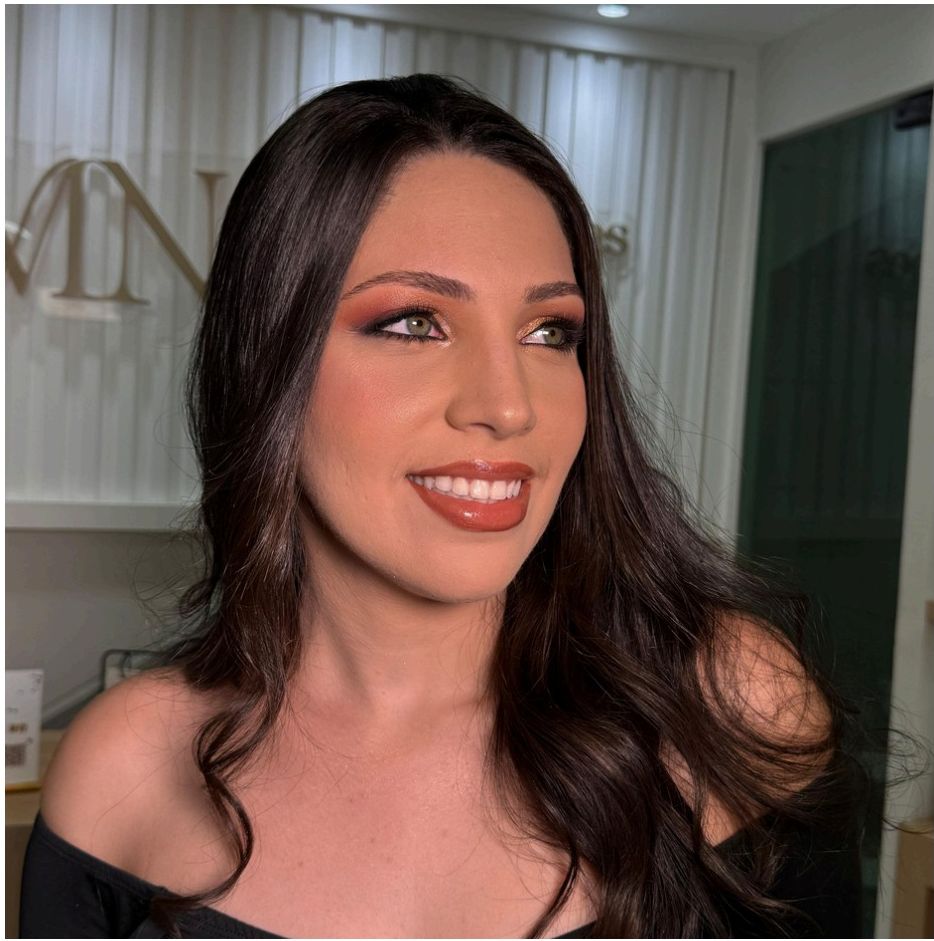 Maquiagem social com pele iluminada e olhos esfumados
