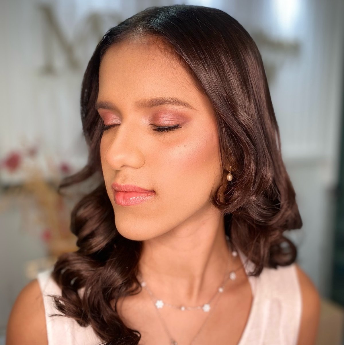 Maquiagem de noiva em tons rosados com ondas suaves