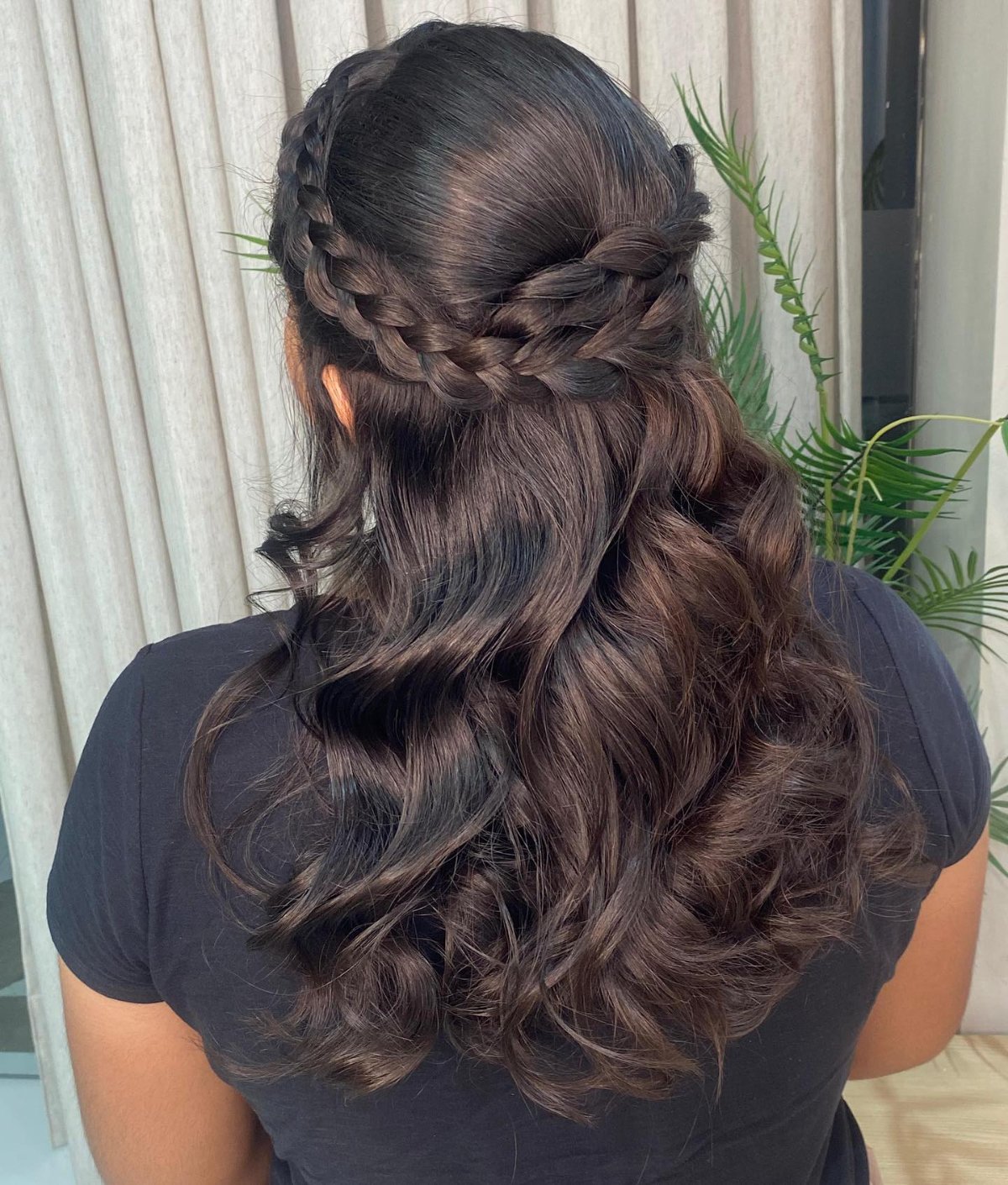 Semipreso com trança lateral e ondas volumosas
