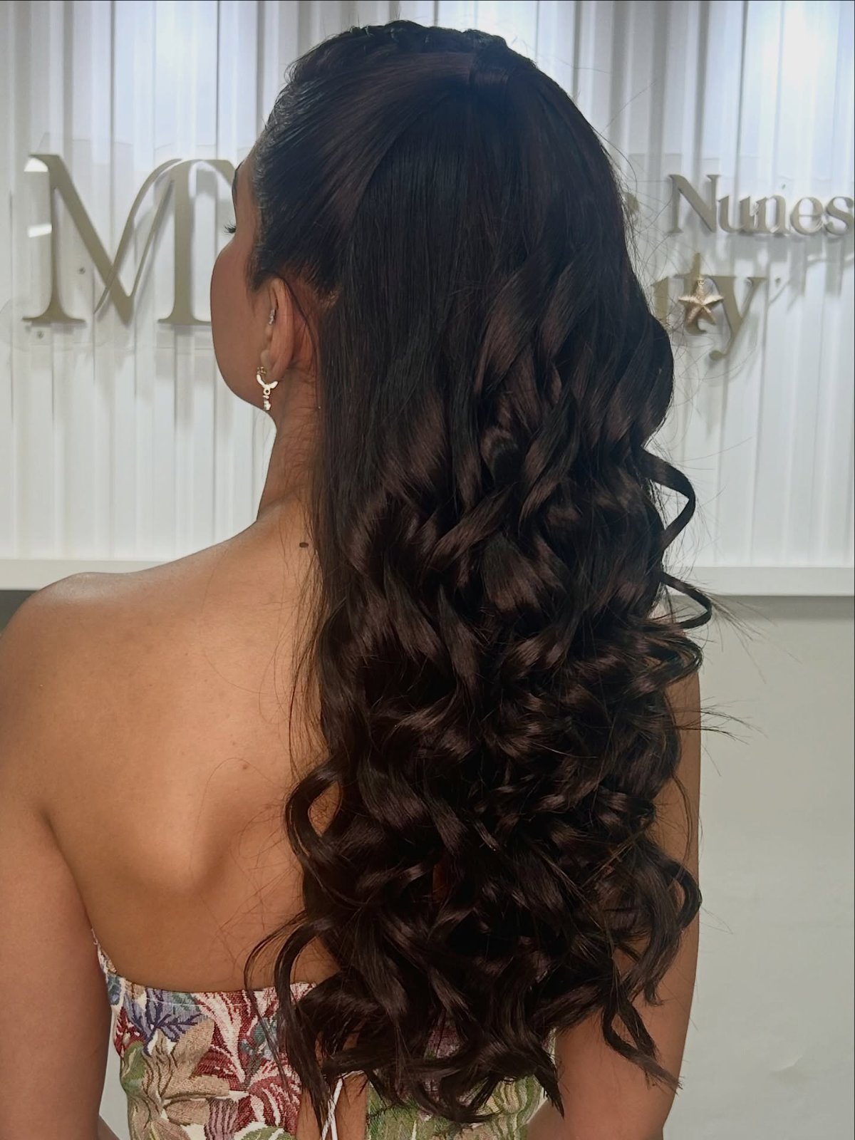 Semipreso com cachos definidos em cabelo longo escuro