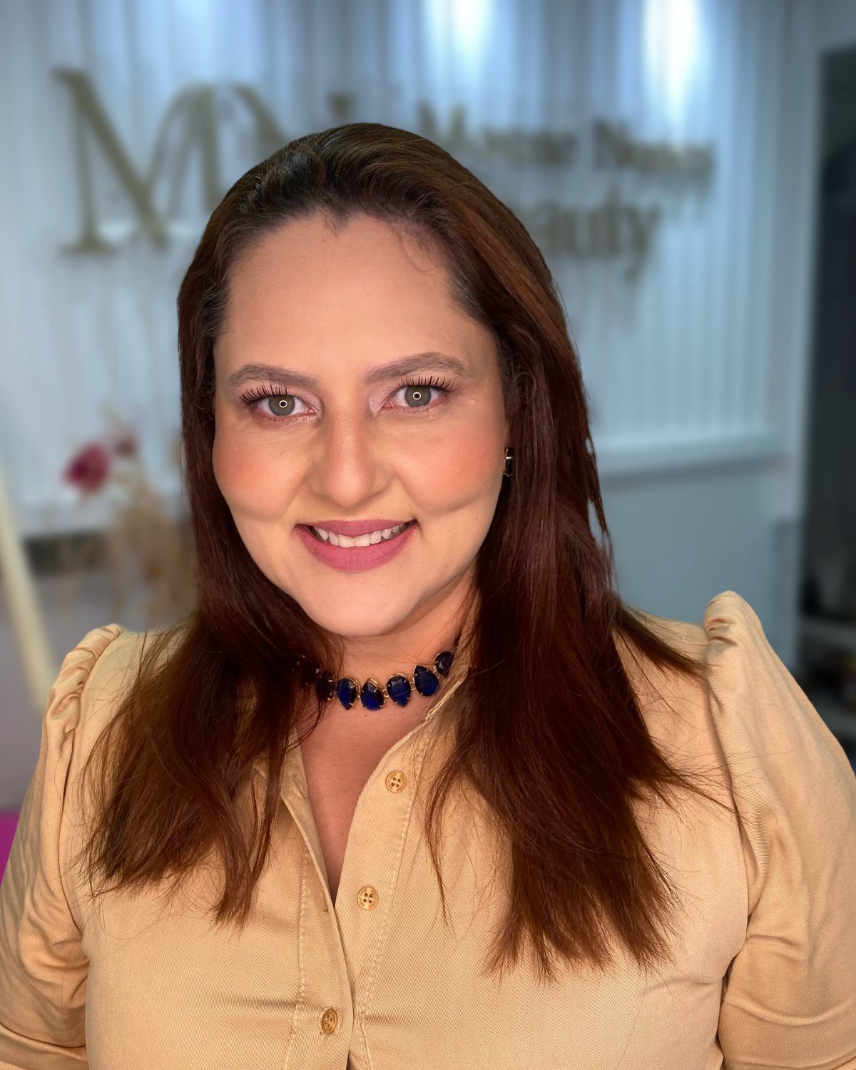 Jéssica Luana no espaço de beleza com cabelo liso e brilhoso