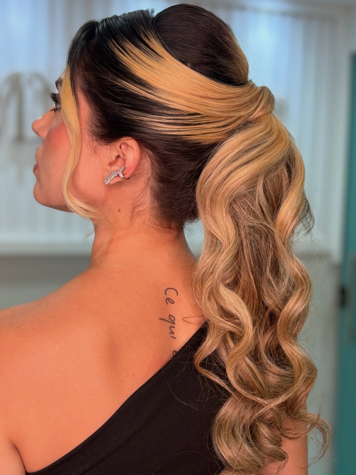 Rabo de cavalo alto com mechas loiras e ondas marcadas