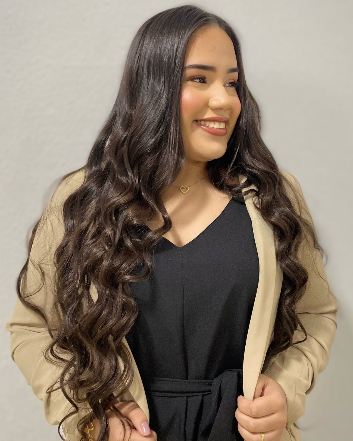 Cabelo longo castanho com ondas marcadas e brilho intenso