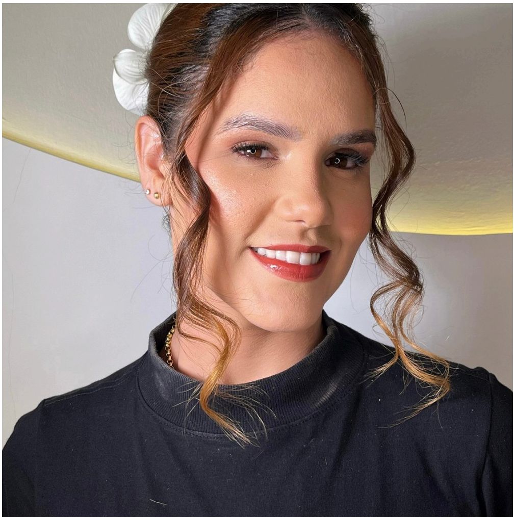 Cabelo com escova e babyliss e acessório de flor